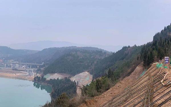 2、A線路塹邊坡支護